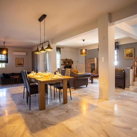 Τraditional Fully Detached Villa On A Luxurious Hillock Of Thessaloniki With Its Own Garden Also For Family & Wedding Gatherings For 10 To 25 People Only 15 Minutes From Airport Esterno foto