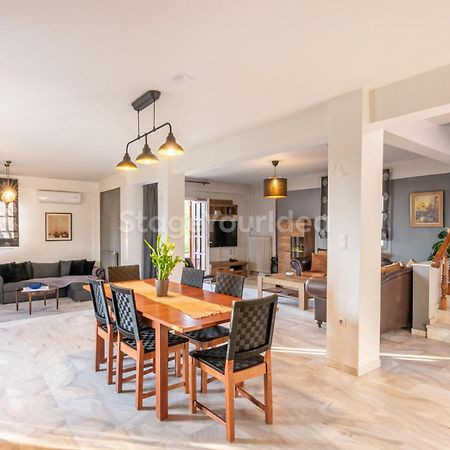 Τraditional Fully Detached Villa On A Luxurious Hillock Of Thessaloniki With Its Own Garden Also For Family & Wedding Gatherings For 10 To 25 People Only 15 Minutes From Airport Esterno foto