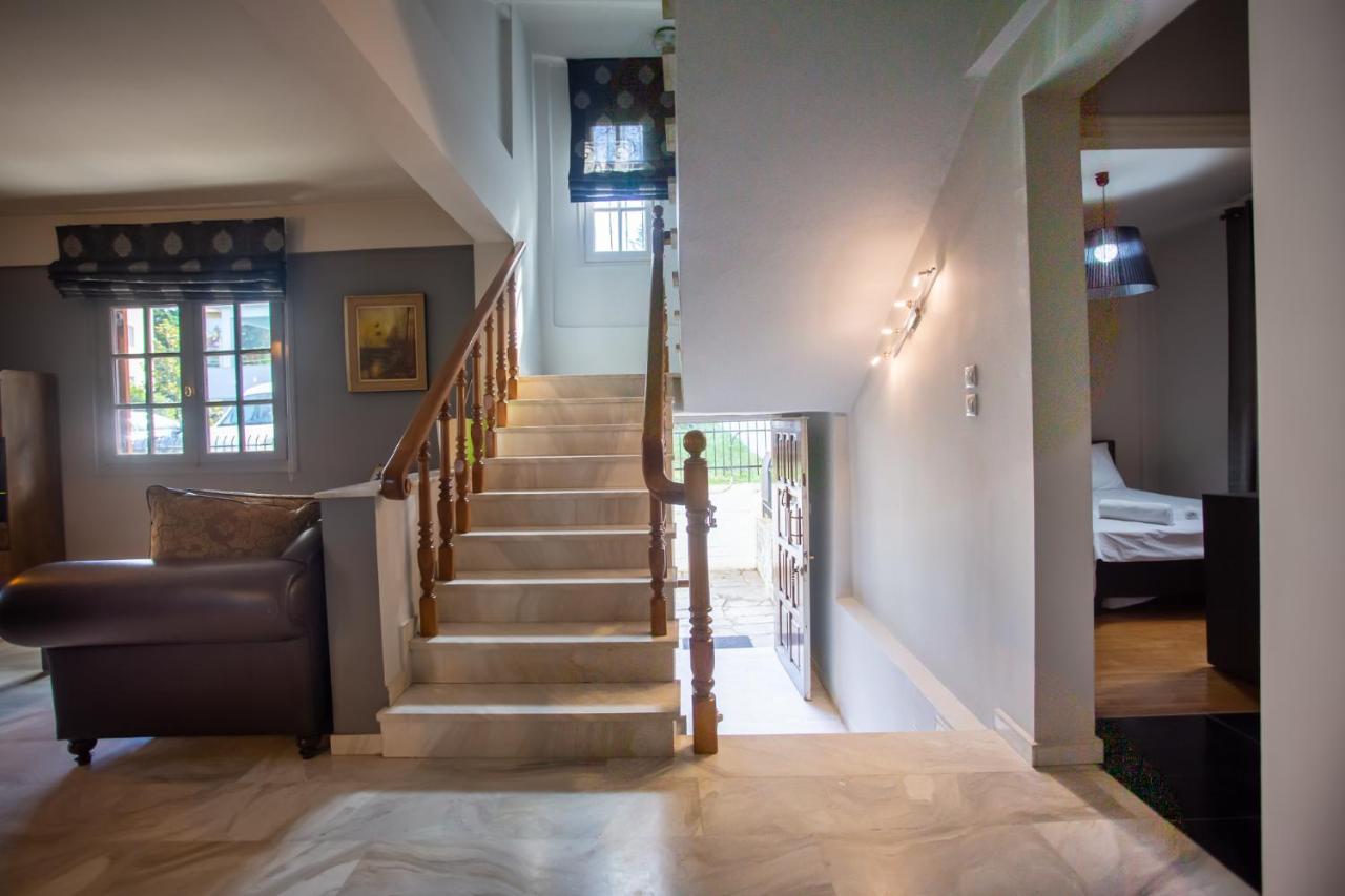 Τraditional Fully Detached Villa On A Luxurious Hillock Of Thessaloniki With Its Own Garden Also For Family & Wedding Gatherings For 10 To 25 People Only 15 Minutes From Airport Esterno foto