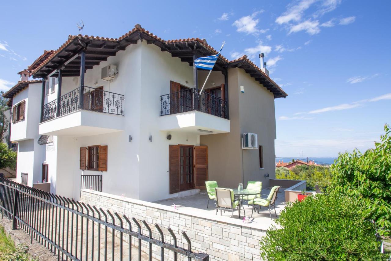 Τraditional Fully Detached Villa On A Luxurious Hillock Of Thessaloniki With Its Own Garden Also For Family & Wedding Gatherings For 10 To 25 People Only 15 Minutes From Airport Esterno foto