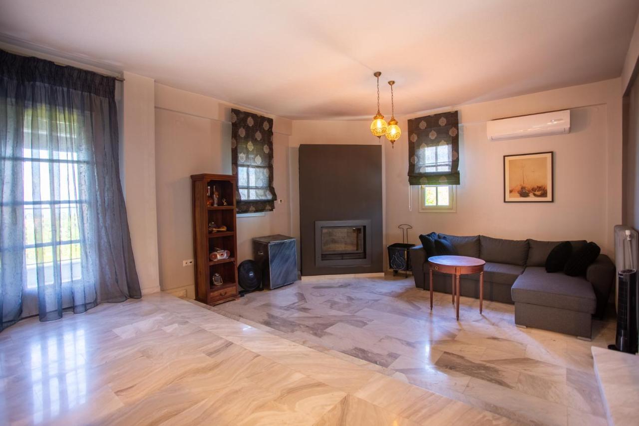 Τraditional Fully Detached Villa On A Luxurious Hillock Of Thessaloniki With Its Own Garden Also For Family & Wedding Gatherings For 10 To 25 People Only 15 Minutes From Airport Esterno foto