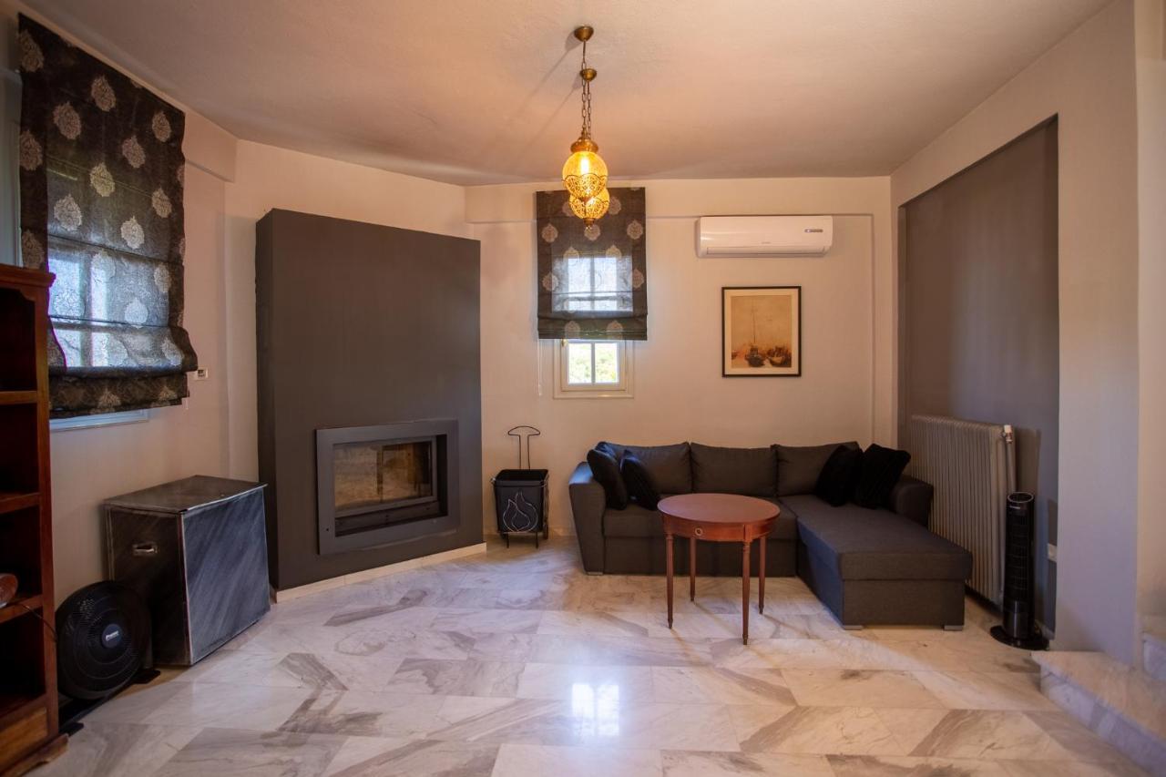 Τraditional Fully Detached Villa On A Luxurious Hillock Of Thessaloniki With Its Own Garden Also For Family & Wedding Gatherings For 10 To 25 People Only 15 Minutes From Airport Esterno foto