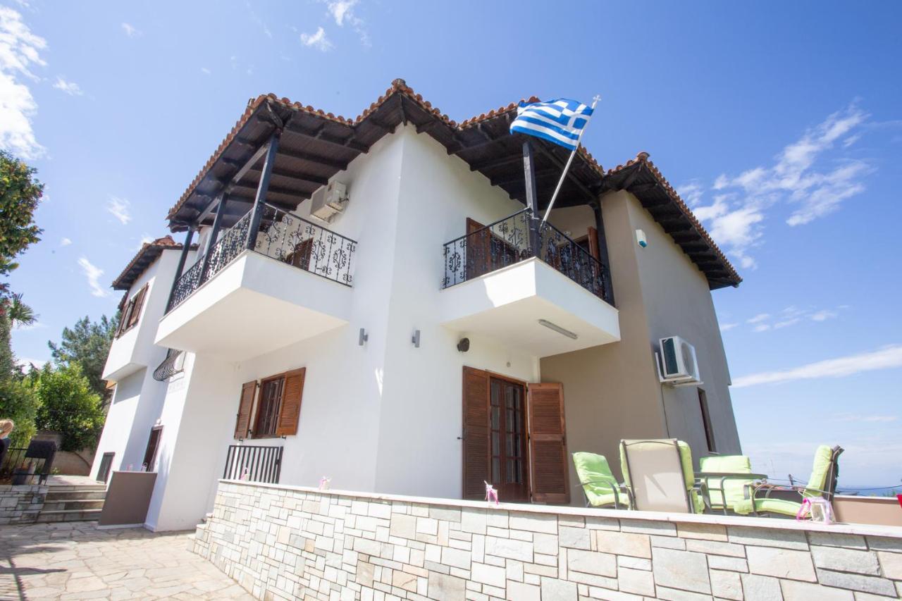 Τraditional Fully Detached Villa On A Luxurious Hillock Of Thessaloniki With Its Own Garden Also For Family & Wedding Gatherings For 10 To 25 People Only 15 Minutes From Airport Esterno foto