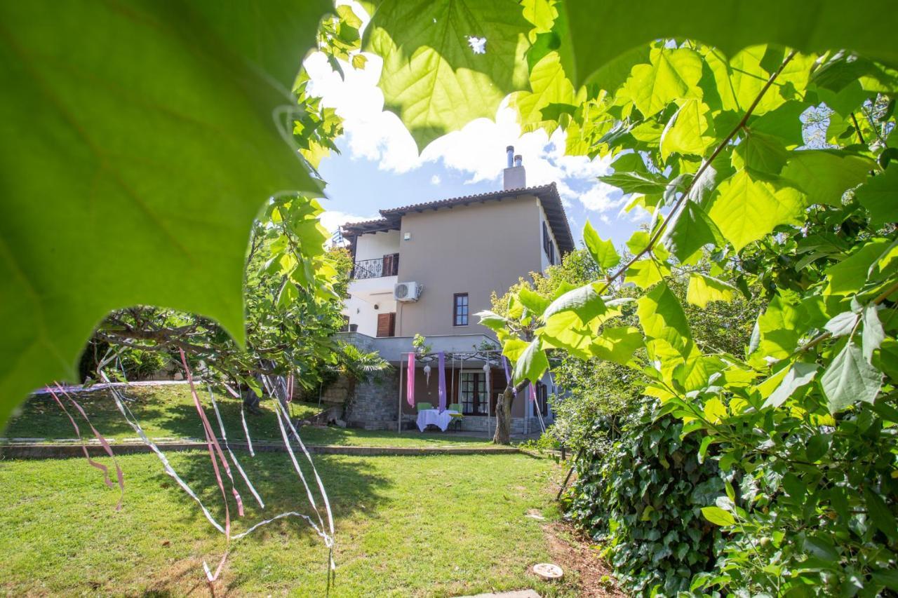 Τraditional Fully Detached Villa On A Luxurious Hillock Of Thessaloniki With Its Own Garden Also For Family & Wedding Gatherings For 10 To 25 People Only 15 Minutes From Airport Esterno foto
