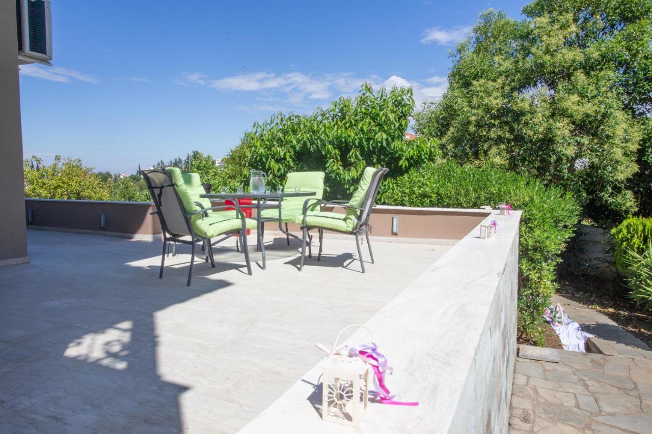 Τraditional Fully Detached Villa On A Luxurious Hillock Of Thessaloniki With Its Own Garden Also For Family & Wedding Gatherings For 10 To 25 People Only 15 Minutes From Airport Esterno foto