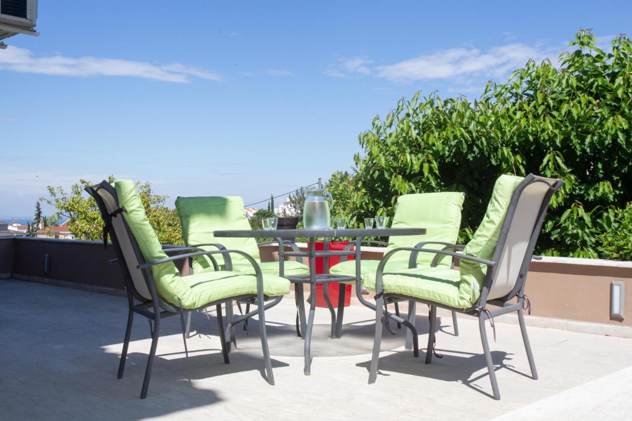 Τraditional Fully Detached Villa On A Luxurious Hillock Of Thessaloniki With Its Own Garden Also For Family & Wedding Gatherings For 10 To 25 People Only 15 Minutes From Airport Esterno foto