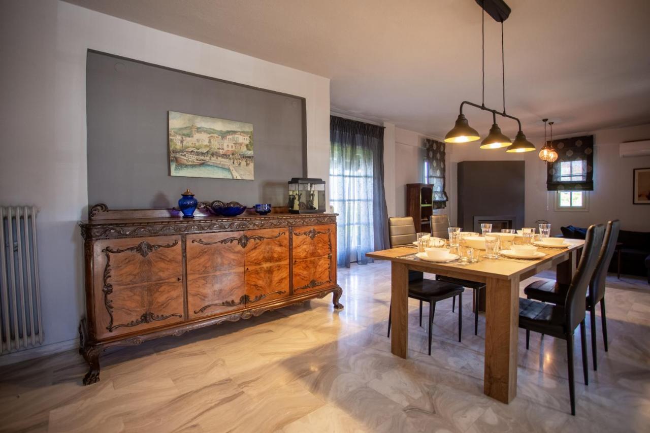 Τraditional Fully Detached Villa On A Luxurious Hillock Of Thessaloniki With Its Own Garden Also For Family & Wedding Gatherings For 10 To 25 People Only 15 Minutes From Airport Esterno foto